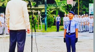Upacara Senin Pagi, Ketua KI Riau Tatang Yudiansyah Lecutkan Motivasi ke Siswa SMAN Plus Provinsi Riau