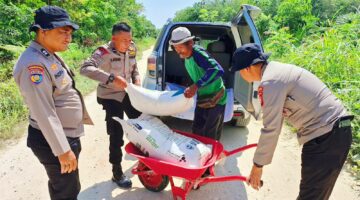 Wujudkan Swasembada Pangan, Polsek KKH Salurkan Pupuk NPK-UREA & Dampingi Petani Jagung Bangun Sar