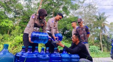 Ditlantas Polda Riau Bagi Bansos & Air Bersih Keliling Riau Sambut Bhayangkara 