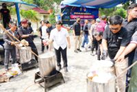 Petugas Ditresnarkoba Polda Riau rebus 100,55 Kg sabu dan ganja jaringan internasional senilai Rp 143,73 Miliar menggunakan drum air mendidih di Mapolda Riau, Rabu (28/10/2026). Pemusnahan ini hasil Operasi Sarang Narkoba. (Foto: Dok. Humas Polda Riau)