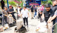 Petugas Ditresnarkoba Polda Riau rebus 100,55 Kg sabu dan ganja jaringan internasional senilai Rp 143,73 Miliar menggunakan drum air mendidih di Mapolda Riau, Rabu (28/10/2026). Pemusnahan ini hasil Operasi Sarang Narkoba. (Foto: Dok. Humas Polda Riau)