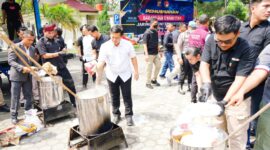 Petugas Ditresnarkoba Polda Riau rebus 100,55 Kg sabu dan ganja jaringan internasional senilai Rp 143,73 Miliar menggunakan drum air mendidih di Mapolda Riau, Rabu (28/10/2026). Pemusnahan ini hasil Operasi Sarang Narkoba. (Foto: Dok. Humas Polda Riau)