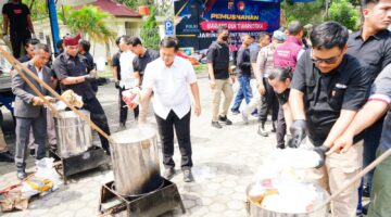 Petugas Ditresnarkoba Polda Riau rebus 100,55 Kg sabu dan ganja jaringan internasional senilai Rp 143,73 Miliar menggunakan drum air mendidih di Mapolda Riau, Rabu (28/10/2026). Pemusnahan ini hasil Operasi Sarang Narkoba. (Foto: Dok. Humas Polda Riau)