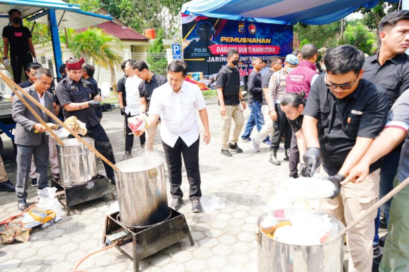 Petugas Ditresnarkoba Polda Riau rebus 100,55 Kg sabu dan ganja jaringan internasional senilai Rp 143,73 Miliar menggunakan drum air mendidih di Mapolda Riau, Rabu (28/10/2026). Pemusnahan ini hasil Operasi Sarang Narkoba. (Foto: Dok. Humas Polda Riau)