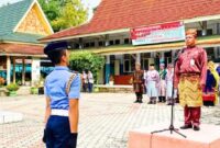 Kepala SMAN Plus Provinsi Riau, Edi Sutono, M.Pd., pimpin Upacara Sumpah Pemuda ke-98 Tahun 2026 di halaman SMAN Plus Riau, Rabu (28/10/2026). (Foto: Dok. Humas SMAN Plus Riau)