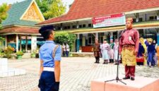 Kepala SMAN Plus Provinsi Riau, Edi Sutono, M.Pd., pimpin Upacara Sumpah Pemuda ke-98 Tahun 2026 di halaman SMAN Plus Riau, Rabu (28/10/2026). (Foto: Dok. Humas SMAN Plus Riau)