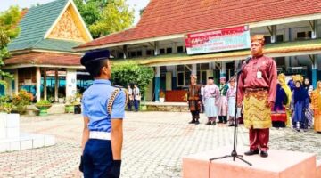 Kepala SMAN Plus Provinsi Riau, Edi Sutono, M.Pd., pimpin Upacara Sumpah Pemuda ke-98 Tahun 2026 di halaman SMAN Plus Riau, Rabu (28/10/2026). (Foto: Dok. Humas SMAN Plus Riau)