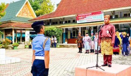 Kepala SMAN Plus Riau Edi Sutono pimpin Upacara Sumpah Pemuda ke-98 di halaman sekolah