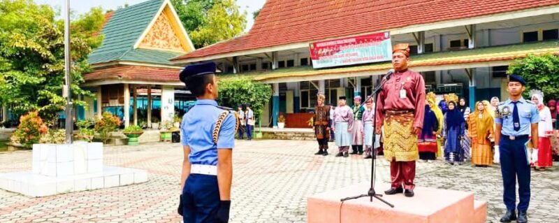Kepala SMAN Plus Provinsi Riau, Edi Sutono, M.Pd., pimpin Upacara Sumpah Pemuda ke-98 Tahun 2026 di halaman SMAN Plus Riau, Rabu (28/10/2026). (Foto: Dok. Humas SMAN Plus Riau)